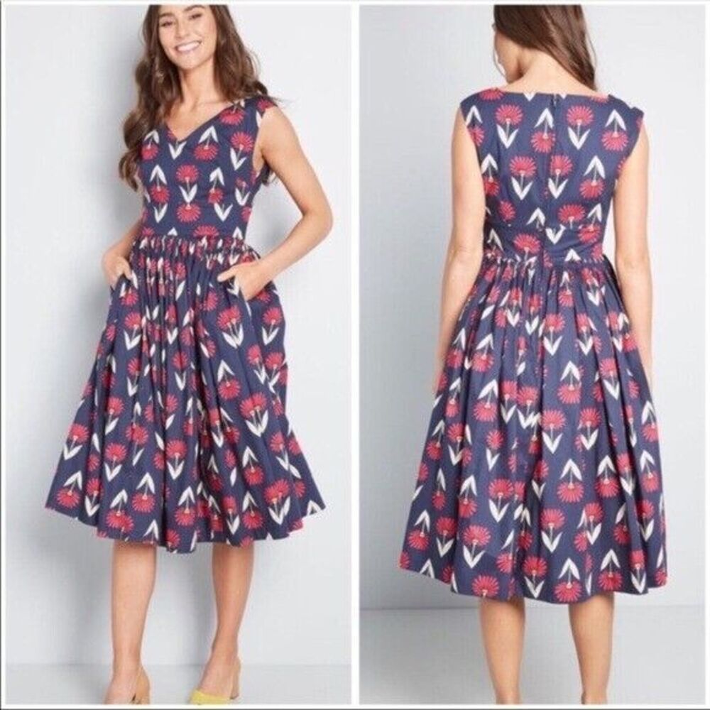 Modcloth Dress Size 6 Fabulous Floral Fit and Flare V-Neck Sleeveless